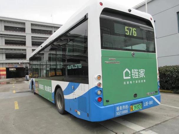 上海公交車廣告設計 精準定位與創(chuàng)意視覺的策略融合