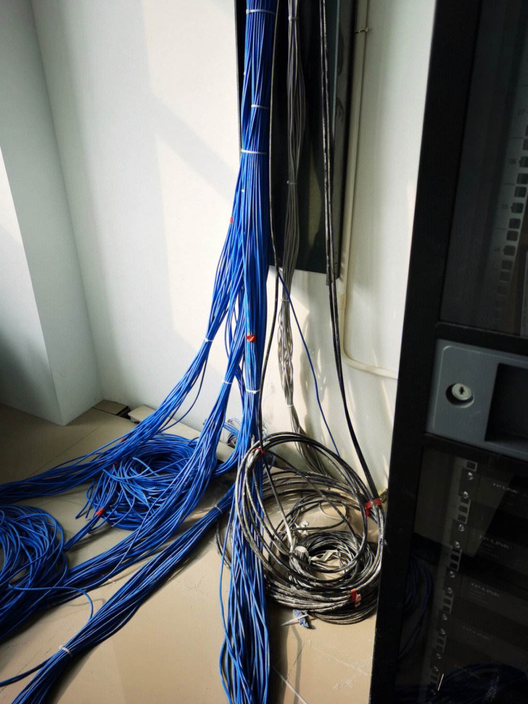 白云區人和鎮鴻程商業大廈監控安裝與弱電施工、網絡布線全解析